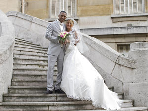 Ein Brautpaar auf einer Steintreppe